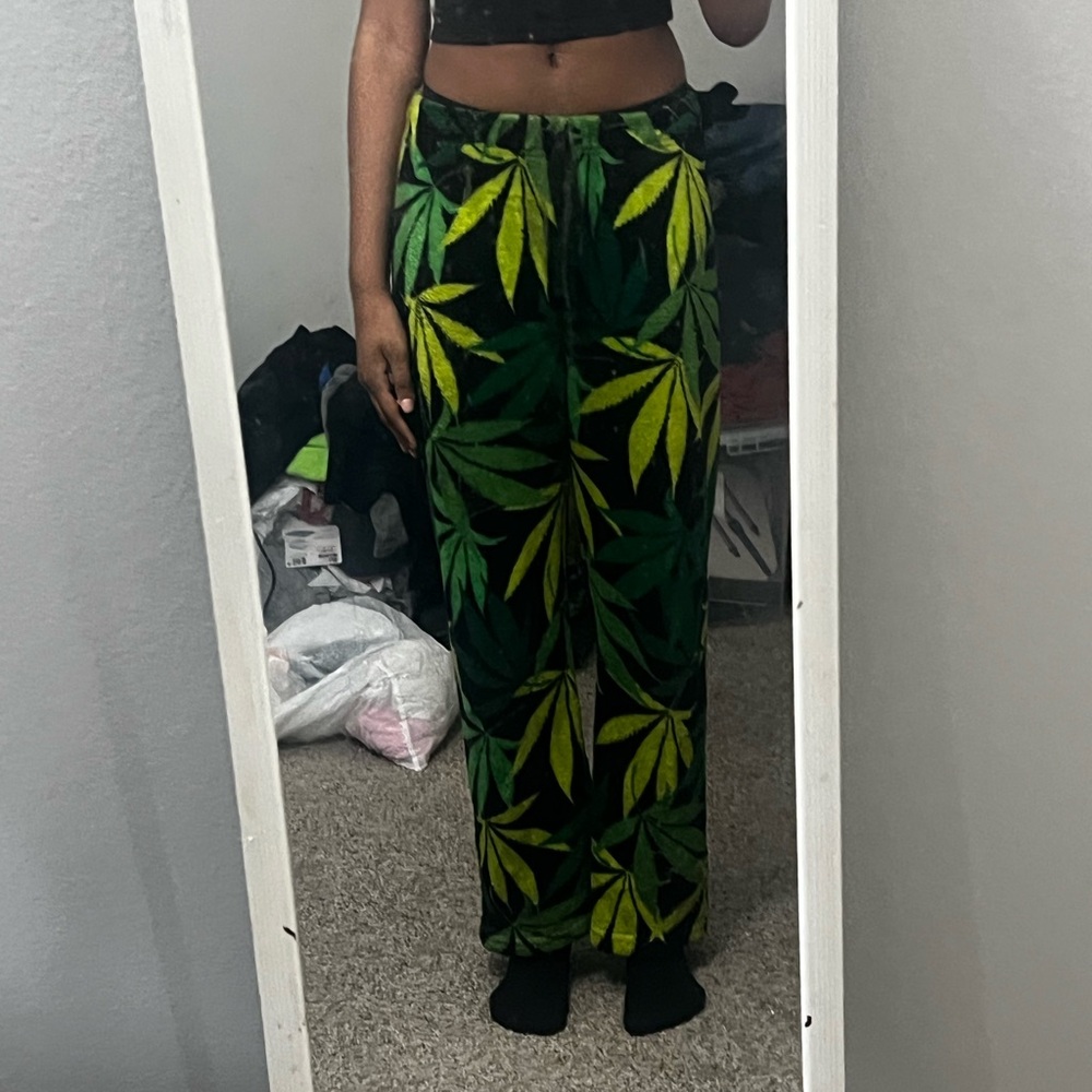 Rue21 Black and Green Leaf Print Wide Leg Pants